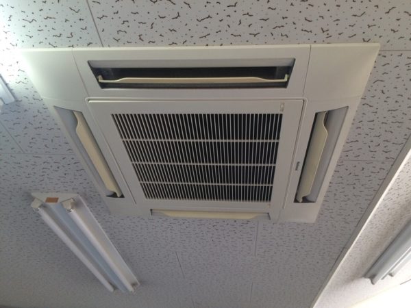 施工事例をご紹介‐天井カセット型エアコンの清掃・メンテナンス‐